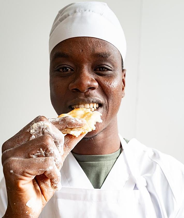 Imagen secundaria 2 - Los maestros Francis y Gabriel con una alumna y su diploma. Manos (negras y blancas) en la masa. Un alumno prueba la jayuya. 