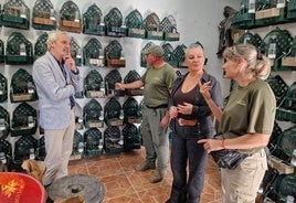 La delegada de Agricultura, Pesca y Desarrollo Rural, Carmen Lidia Reyes charla con Alicia Rodríguez, propietaria de la explotación 'El Carbonero'.