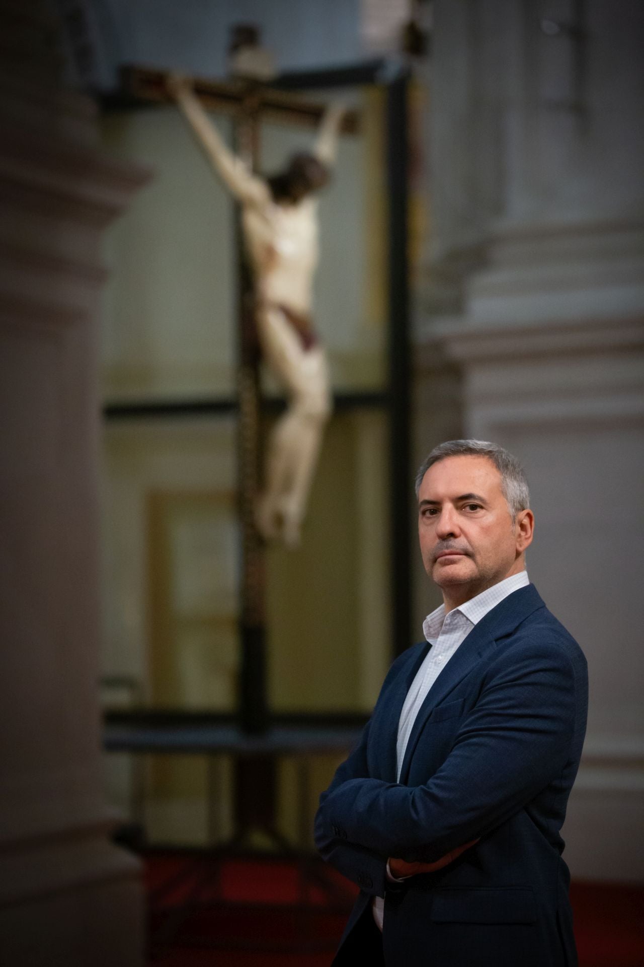 López-Guadalupe con el Cristo de la Misericordia de fondo.