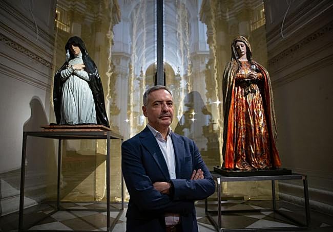 Junto a algunas de las tallas expuestas.