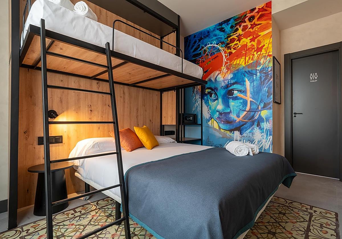 Imagen principal - Detalles de las habitaciones y la fachada del edificio en rehabilitación, que se está transformando en el hostel de The Central House.