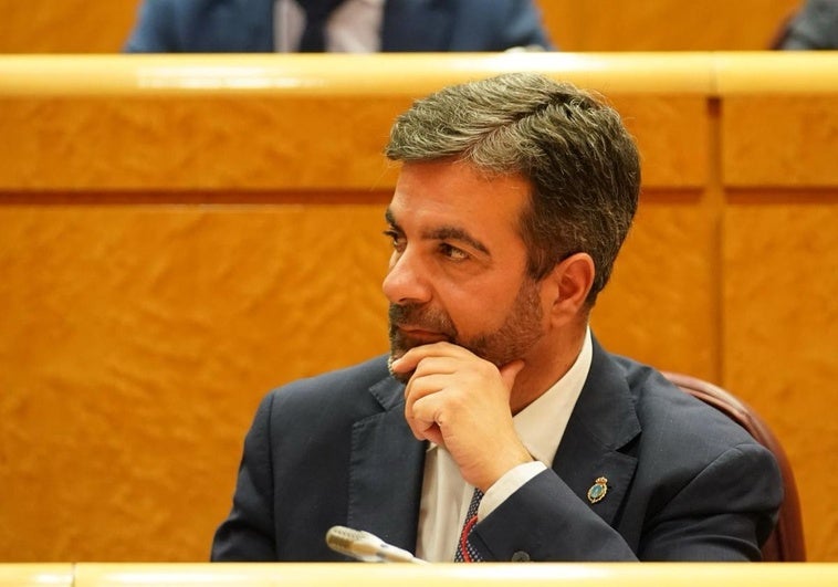 El alcalde de Loja dimite en pleno revuelo en el Ayuntamiento