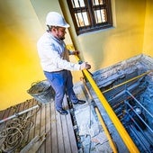 El diputado de Obras observa los trabajos de construcción del hueco del ascensor de Niñas Nobles.