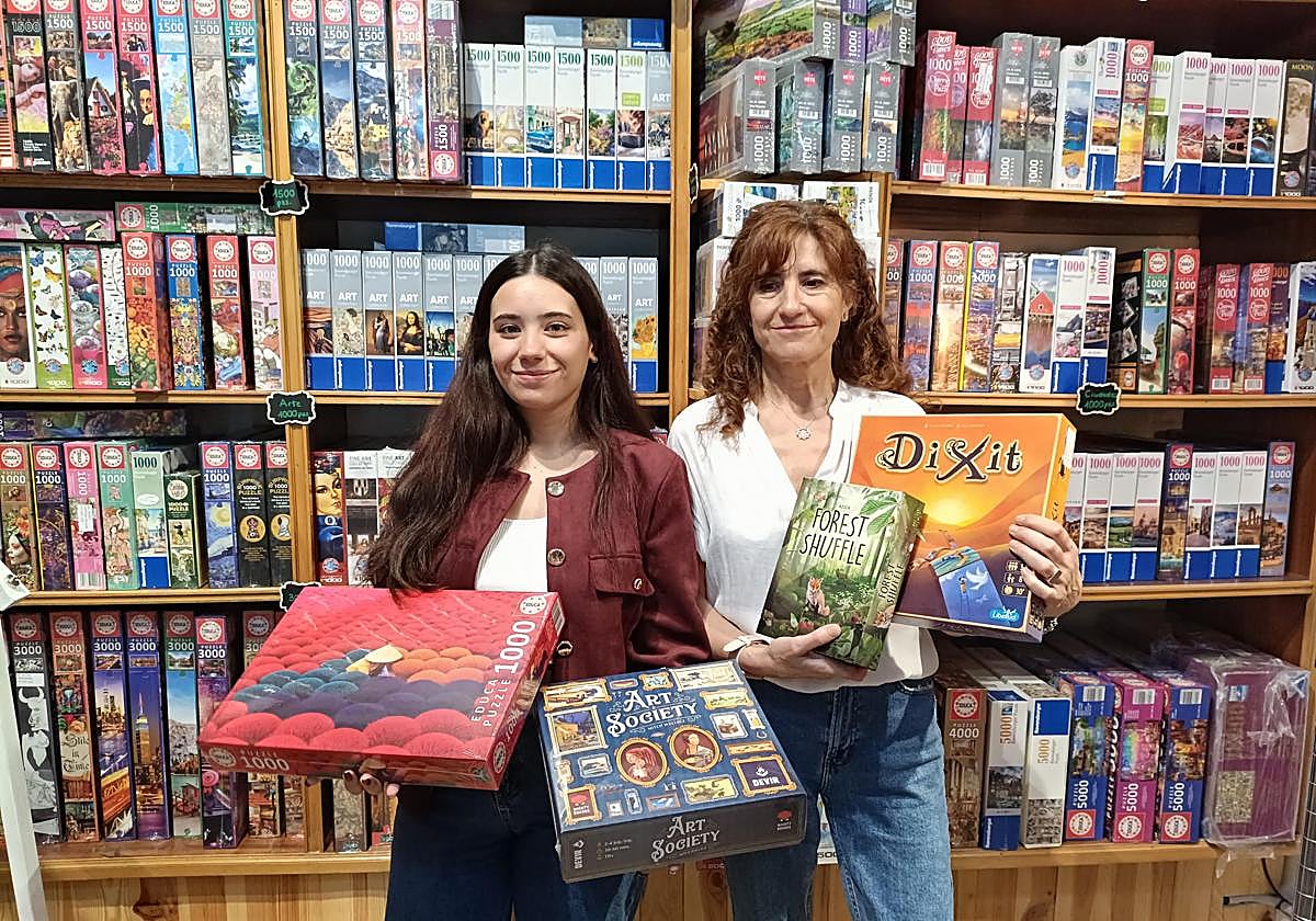 Madre e hija llevan a los granadinos juegos de mesa y maquetas desde una histórica tienda del centro