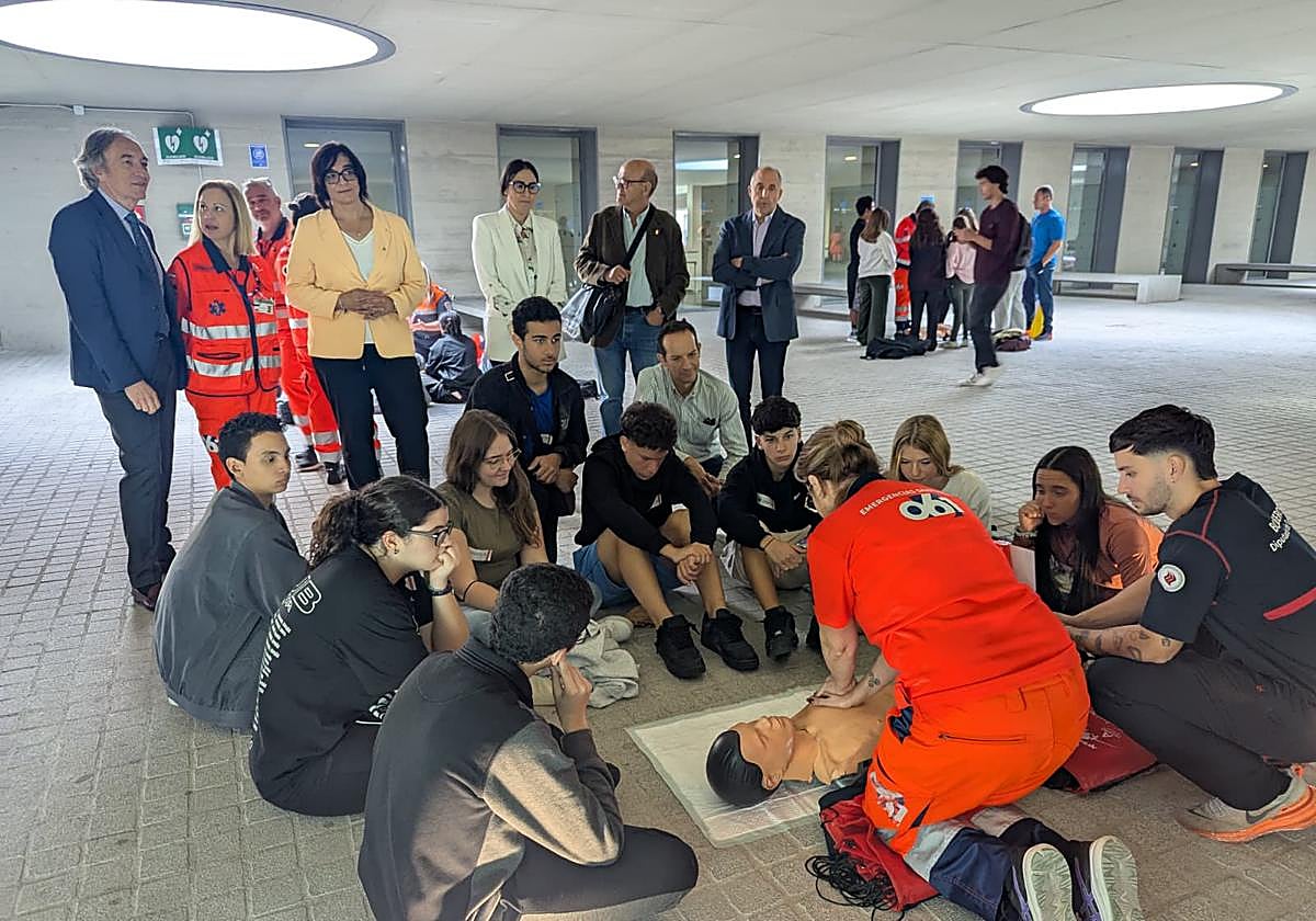 El 061 forma a 2.200 jóvenes granadinos en reanimación en el Cardiomaratón 2025