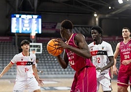 Álvaro Fernández (izquierda) y Khalifa Gaye se emplean en defensa contra el Lleida.