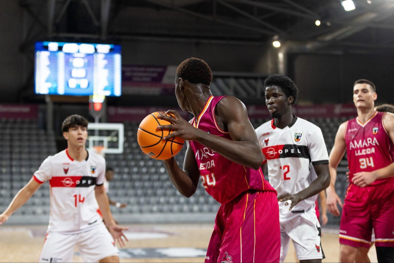 Álvaro Fernández (izquierda) y Khalifa Gaye se emplean en defensa contra el Lleida.