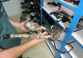 Ballesta requisada en una intervención de la Guardia Civil.