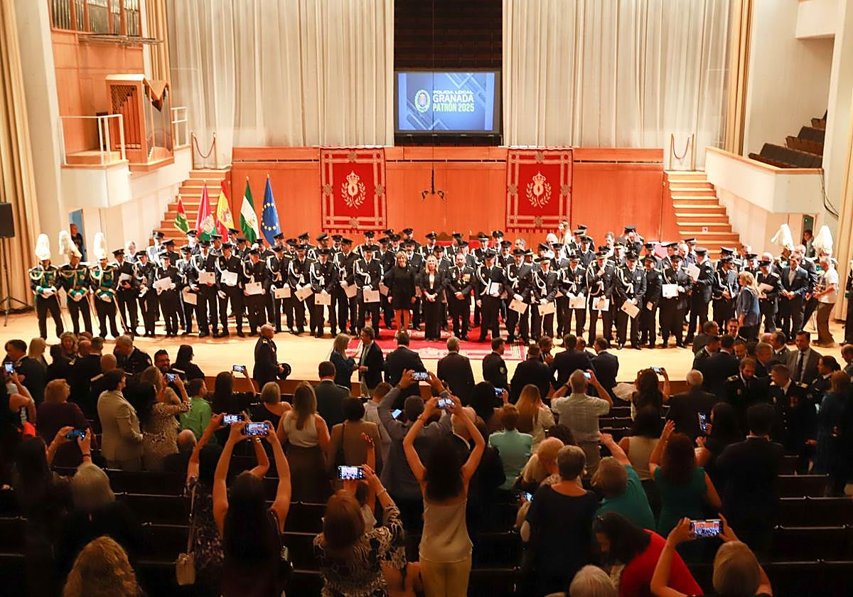 Foto de familia de los agentes distinguidos, acompañados por las autoridades.