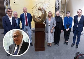 Marifràn Carazo, alcaldesa de la capital y presidenta del jurado, anunció que el galardón es para el poeta valenciano Jaime Siles (en la imagen, abajo a la izquierda).