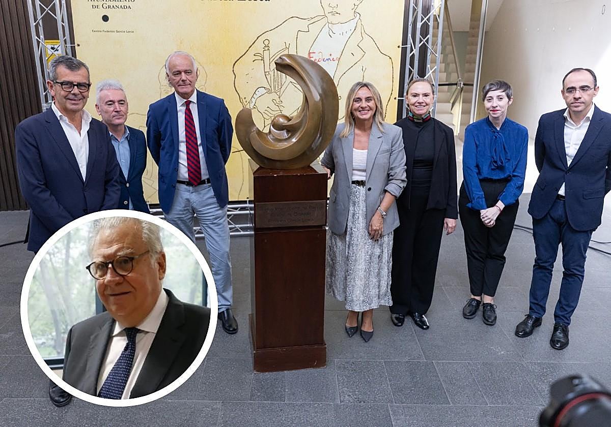 Marifràn Carazo, alcaldesa de la capital y presidenta del jurado, anunció que el galardón es para el poeta valenciano Jaime Siles (en la imagen, abajo a la izquierda).