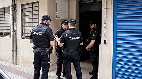 Agentes de la Policía Nacional en un operativo en una foto de archivo. |