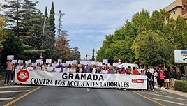 Delegados de los sindicatos UGT y CCOO se han concentrado este jueves.
