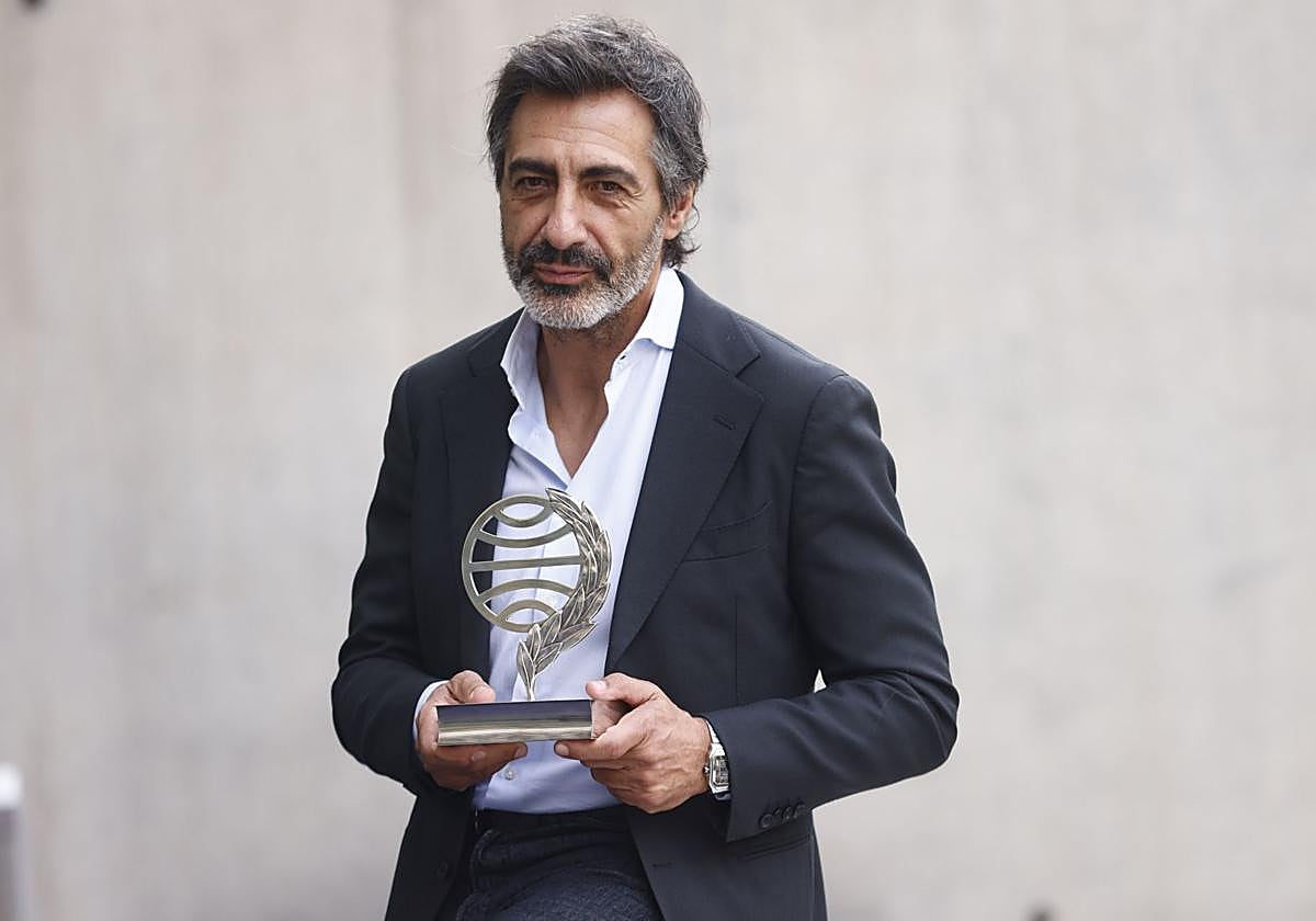 Juan del Val posa con el Premio Planeta 2025 obtenido con 'Vera, una historia de amor', una novela ambientada en Sevilla.