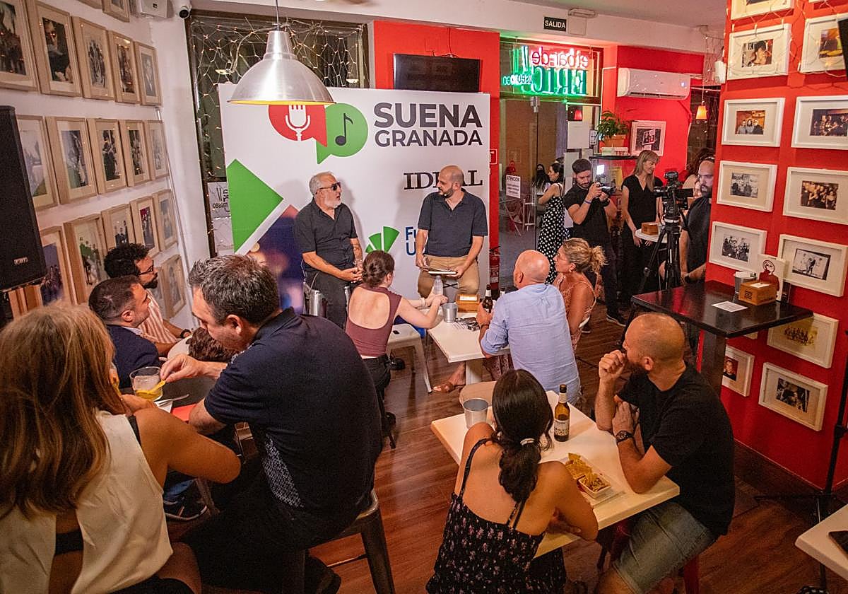 Eric Jiménez, durante la primera sesión de Suena Granada, en El Bar de Eric.