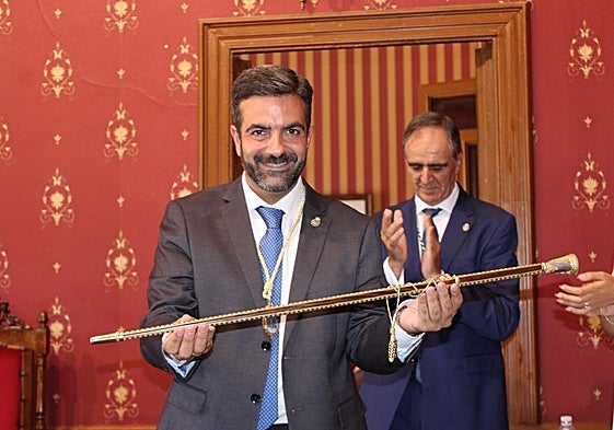 Última investidura de Joaquín Camacho, su tercera mayoría absoluta.