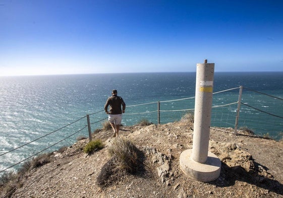 Primer paso para el mirador volado en los acantilados de La Joya de Torrenueva
