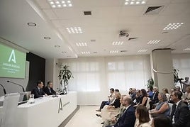 El presidente de la Junta, Juanma Moreno, y el consejero de Sanidad, Presidencia y Emergencias, Antonio Sanz, este jueves, en una reunión con los gerentes de los hospitales andaluces, en Sevilla