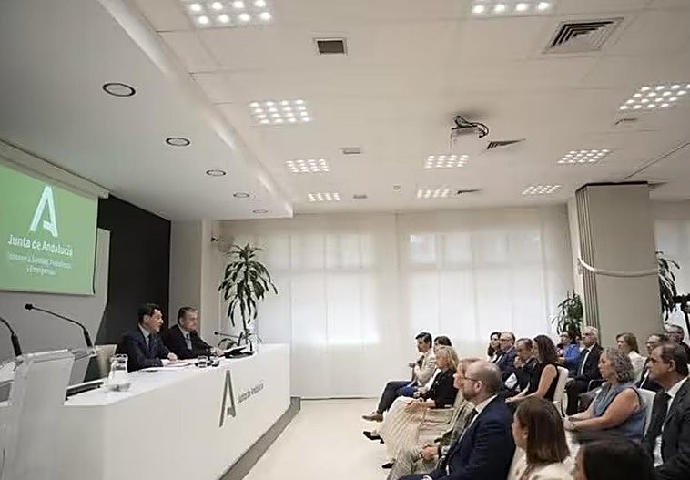 El presidente de la Junta, Juanma Moreno, y el consejero de Sanidad, Presidencia y Emergencias, Antonio Sanz, este jueves, en una reunión con los gerentes de los hospitales andaluces, en Sevilla