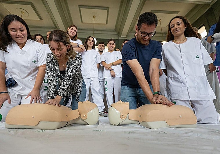 Médicos residentes del Virgen de las Nieves enseñan a alumnos de Medicina de la UGR la técnica de soporte vital básico.