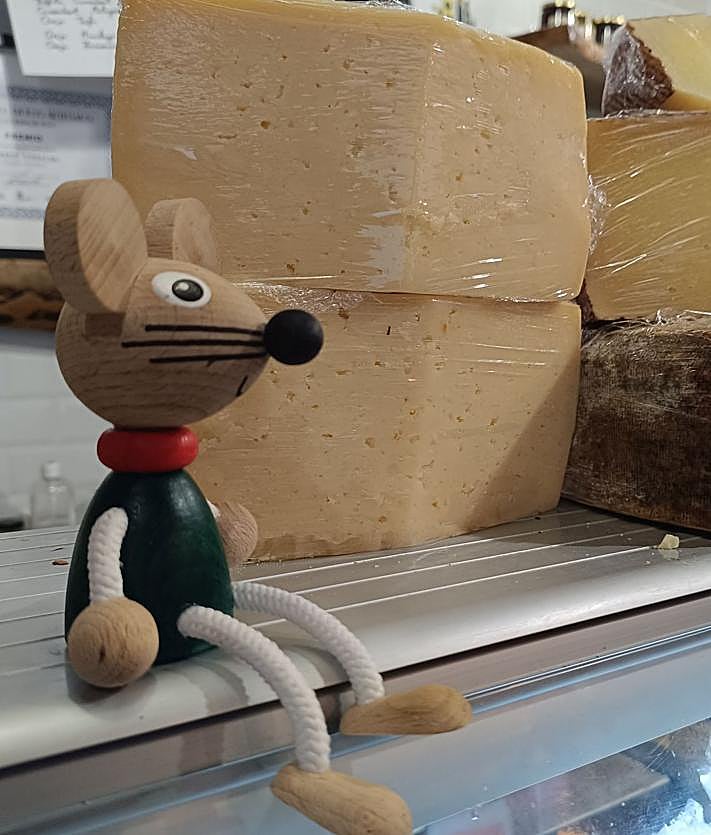 Imagen secundaria 2 - La tienda de Granada famosa por sus quesos, vermut y la sobrasada mallorquina