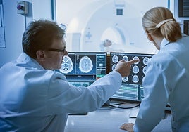 Médicos observan imágenes del cerebro de un paciente.