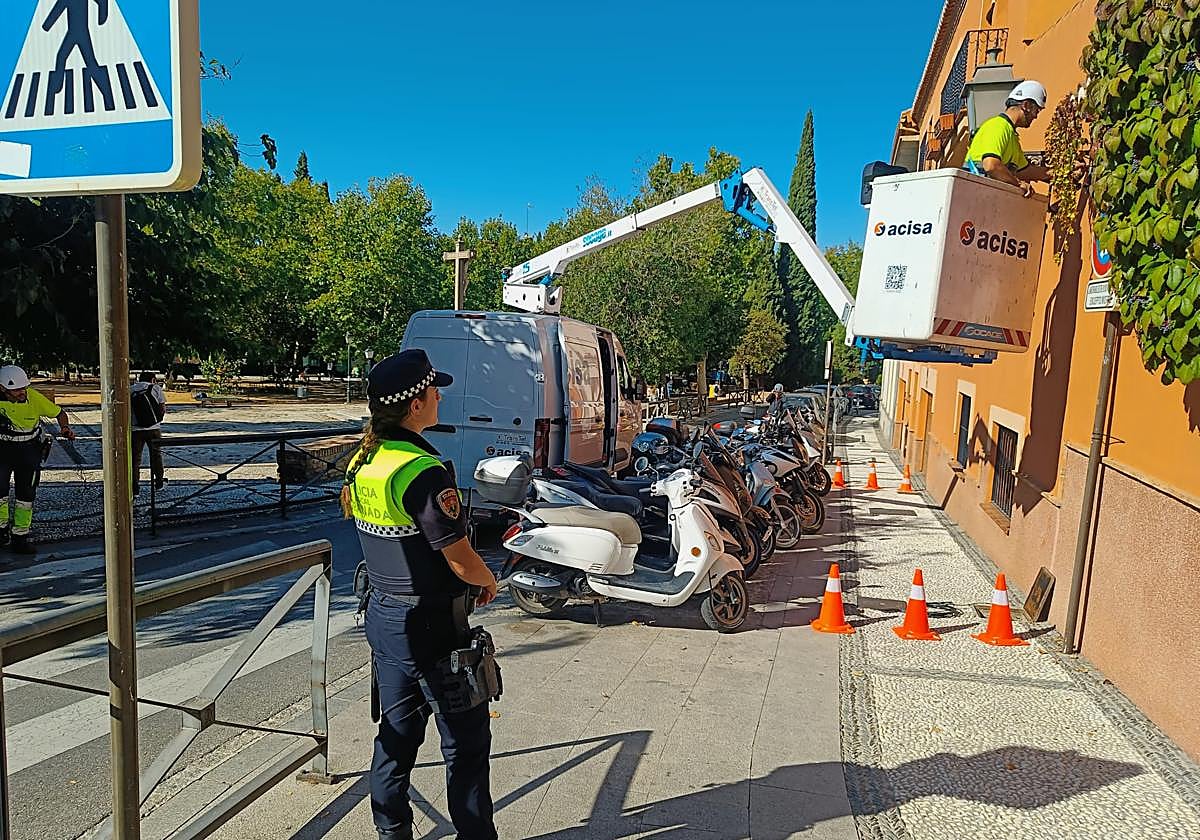 Colocación de la cámara de seguridad en el Campo del Príncipe.