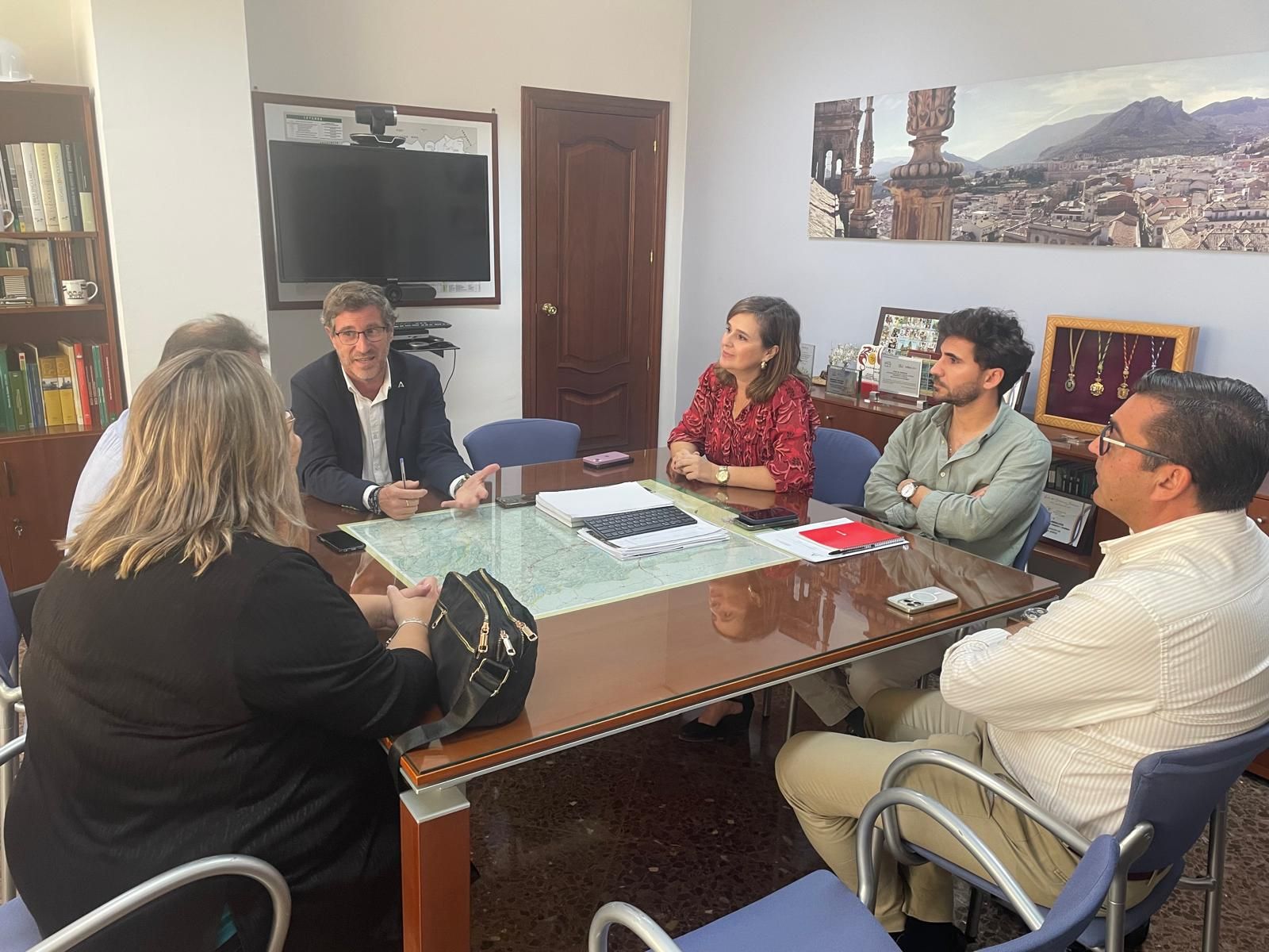 Reunión de Miguel Contreras con representantes de los vecinos.