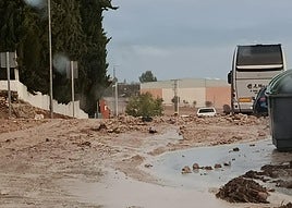 Estado de una carretera en Íllora tras las lluvias.