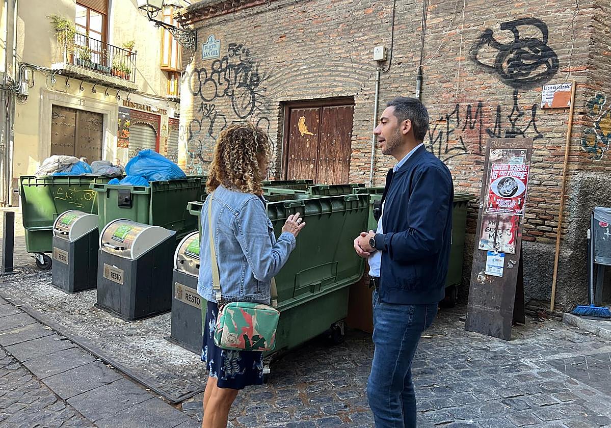 Eduardo Castillo charla con una vecina en la placeta de San Gil.