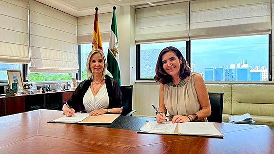 La consejera de Empleo, Empresa y Trabajo Autónomo, Rocío Blanco, y la fiscal Superior de la Comunidad Autónoma de Andalucía, Ana Tárrago.