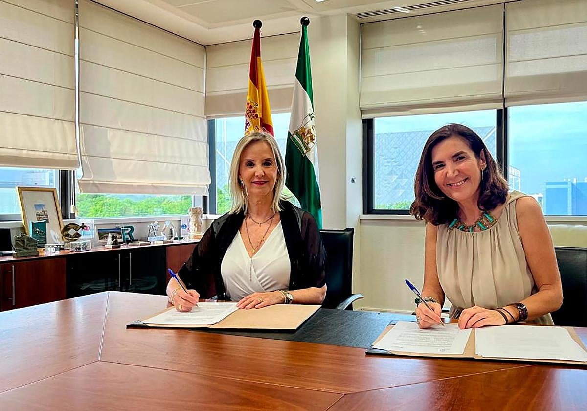 La consejera de Empleo, Empresa y Trabajo Autónomo, Rocío Blanco, y la fiscal Superior de la Comunidad Autónoma de Andalucía, Ana Tárrago.