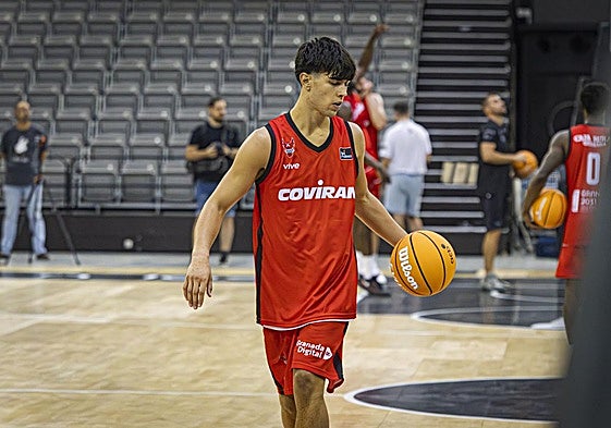 Álvaro Fernández bota en un entrenamiento del Covirán.