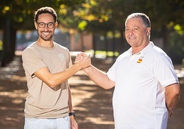 Ignacio Fontes y Jesús Montiel se dan la mano en el parque García Lorca.