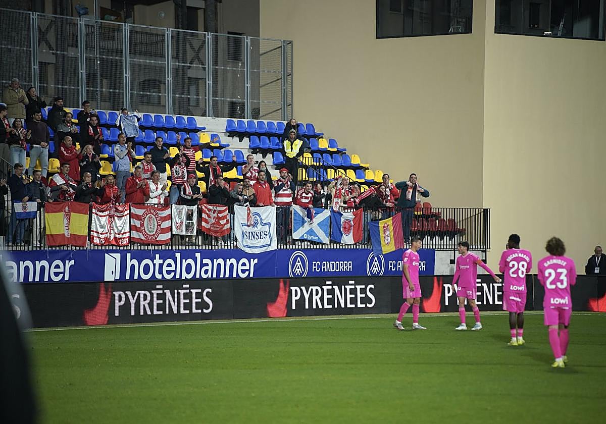 Los aficionados del Granada aplauden a sus futbolistas tras el empate.