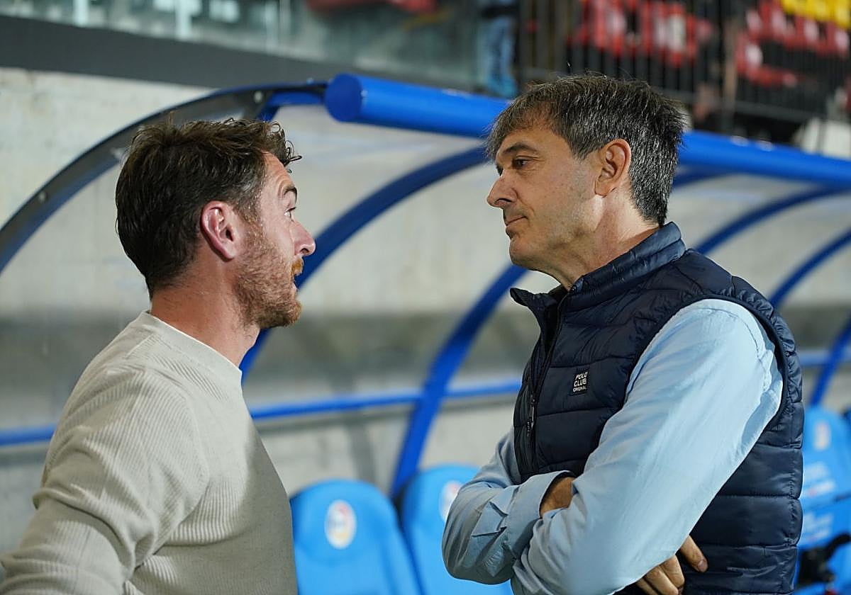 Ibai Gómez conversa con Pacheta antes del partido.