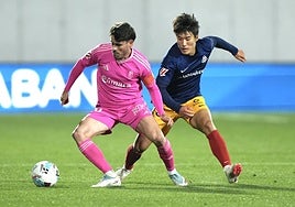 Sergio Ruiz protege un balón ante Min-su en Andorra.