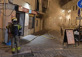Intervención de Bomberos de Granada por un incendio en la Plaza Gamboa este jueves