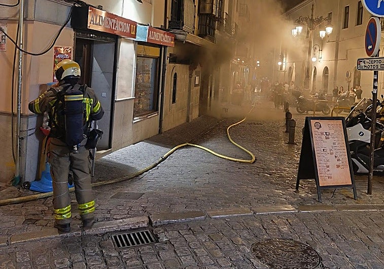 Intervención de Bomberos de Granada por un incendio en la Plaza Gamboa este jueves