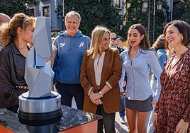 La alcaldesa Marifrán Carazo, junto a la influencer Lola Lolita y el trofeo de Kart Royale.