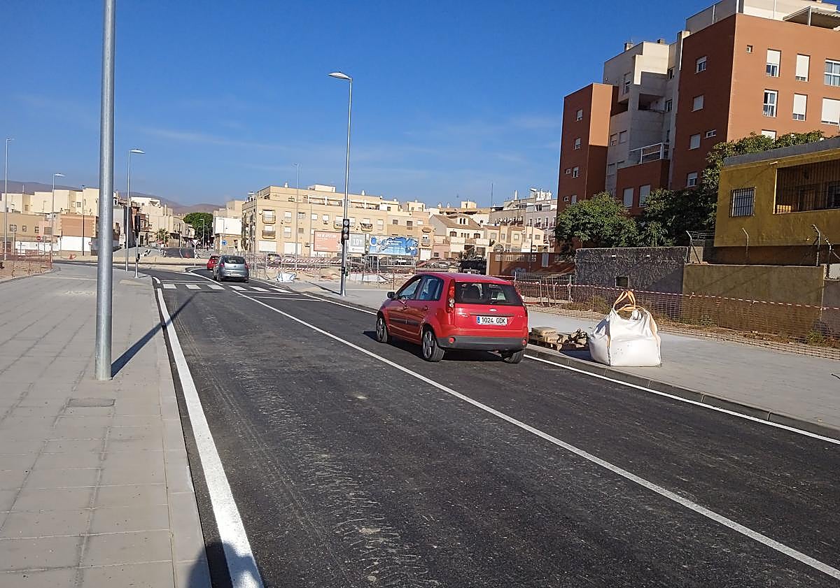 Imagen principal - El tráfico vuelve a Los Molinos y el bus urbano recupera su trayecto habitual