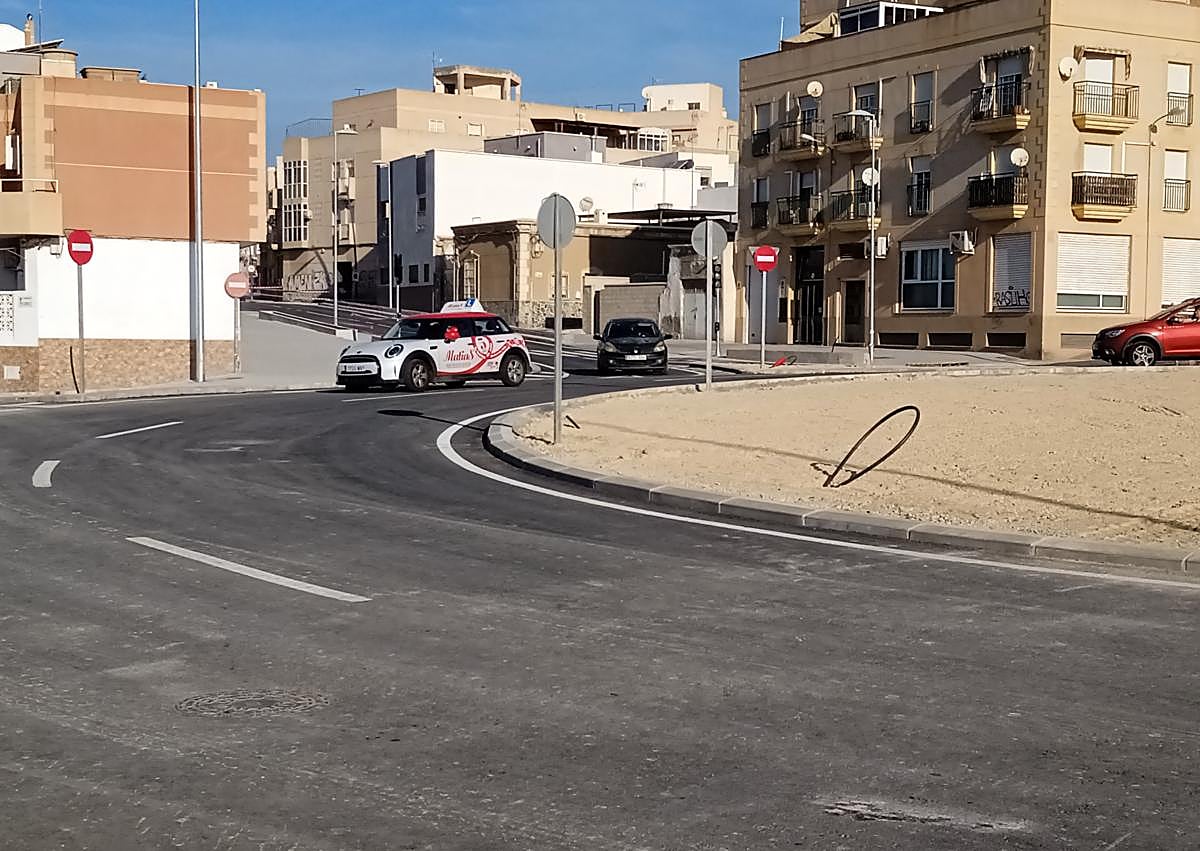 Imagen secundaria 1 - El tráfico vuelve a Los Molinos y el bus urbano recupera su trayecto habitual