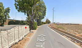 Cinco heridos al chocar su turismo contra un árbol en la AL-9204 en La Mojonera