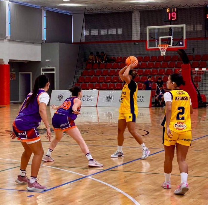 Las granadinas se emplean en defensa en partido de la Liga Femenina 2 de baloncesto.