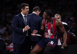 Pin da indicaciones a Hamidou Diallo durante un partido del Baskonia.