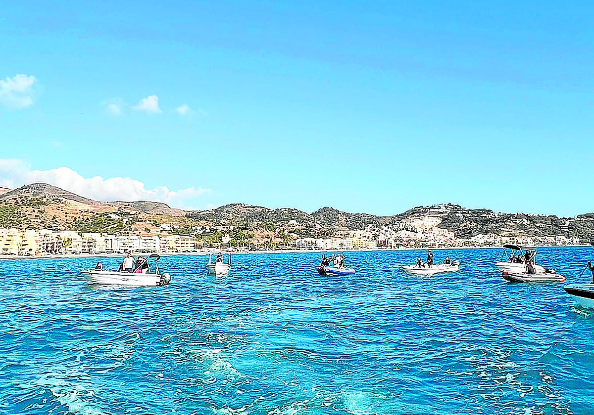 Embarcaciones que salieron a protestar con bocinas por las restricciones de pesca.