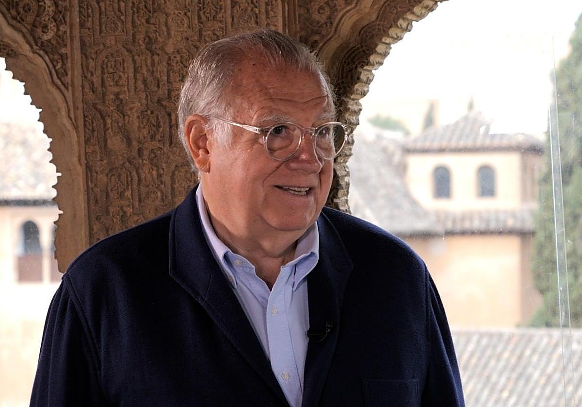 Jaime Siles, el ganador del Premio de Poesía García Lorca, en la Alhambra.