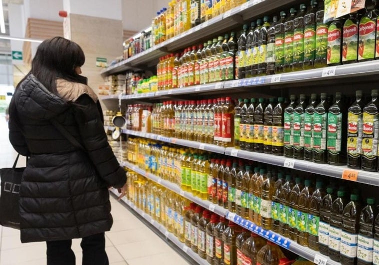 Hipercor y Alcampo lanzan dos agresivas ofertas en aceite de oliva virgen extra