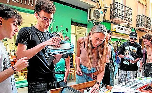 Las tiendas sacan sus productos a la calle.