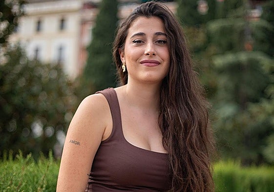 Fani es hija de padres sordos y denuncia la barrera de comunicación a la que sus padres llevan enfrentándose toda la vida.